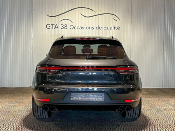 PORSCHE MACAN