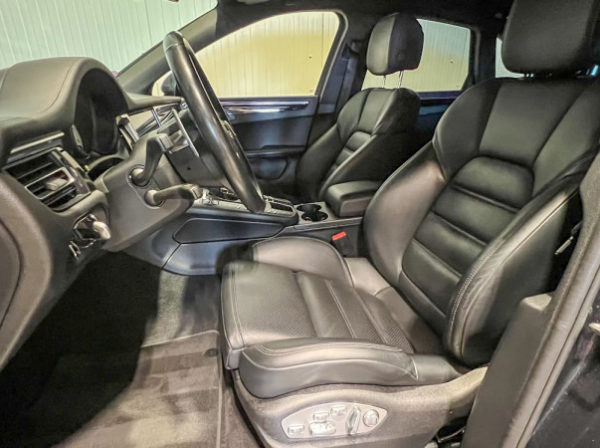 PORSCHE MACAN
