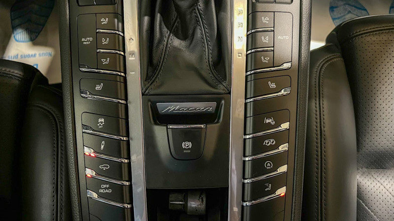 PORSCHE MACAN