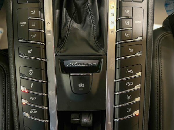 PORSCHE MACAN
