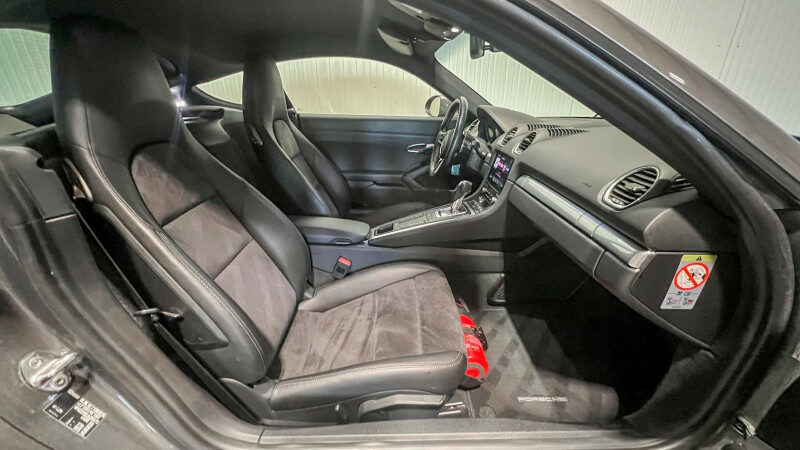 PORSCHE 718 CAYMAN
