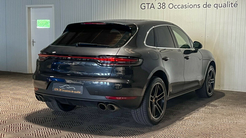 PORSCHE MACAN