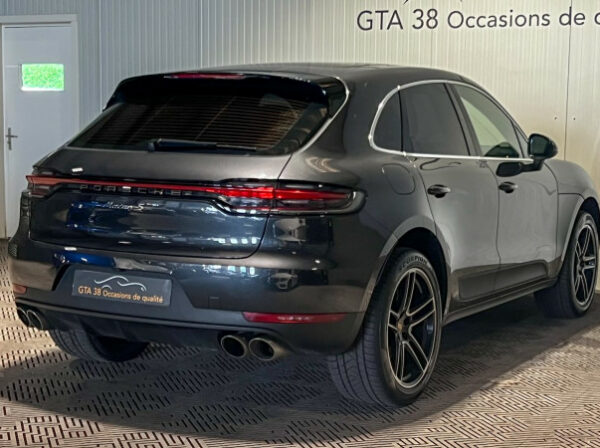 PORSCHE MACAN