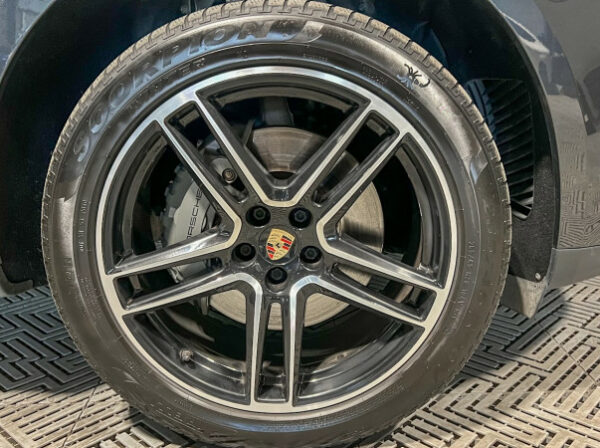 PORSCHE MACAN