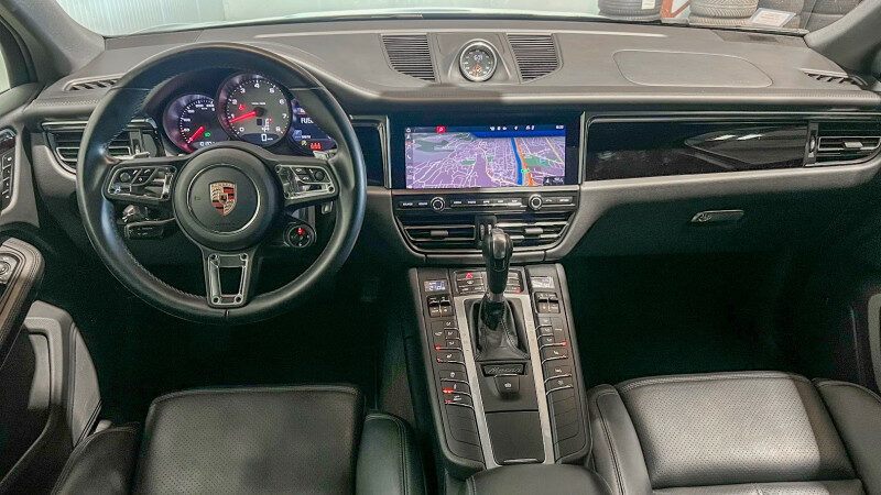 PORSCHE MACAN