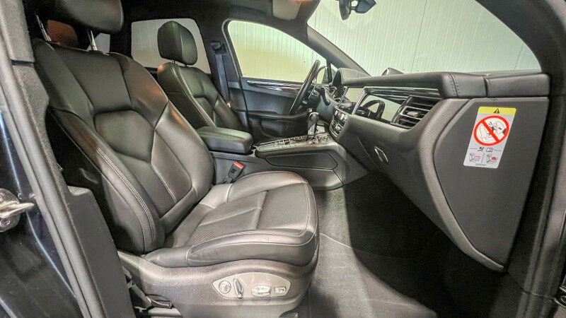 PORSCHE MACAN