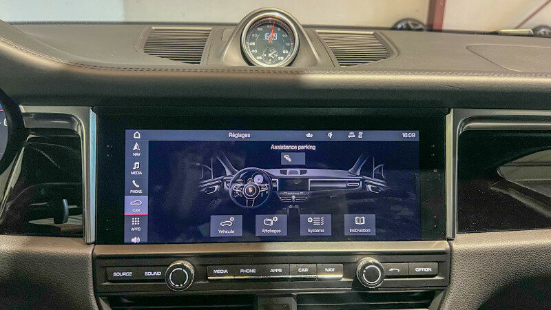 PORSCHE MACAN