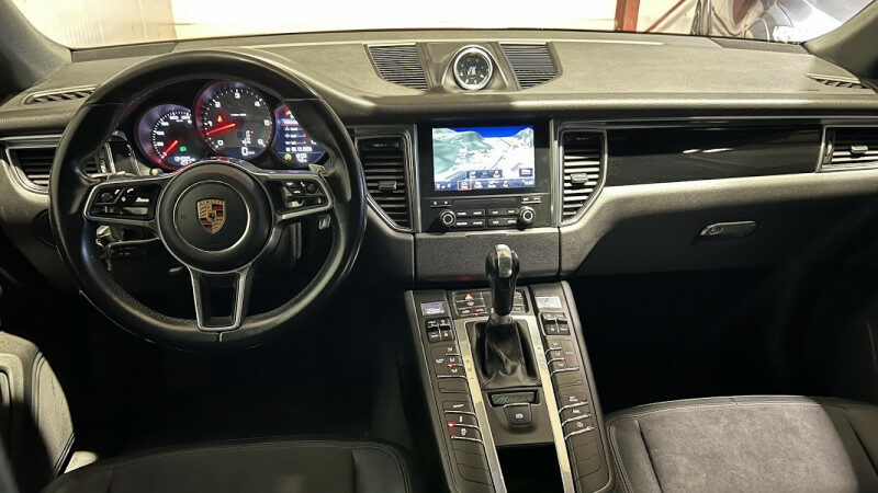 PORSCHE MACAN