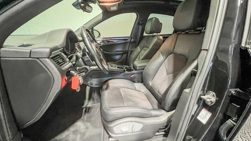 PORSCHE MACAN