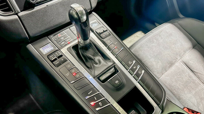 PORSCHE MACAN