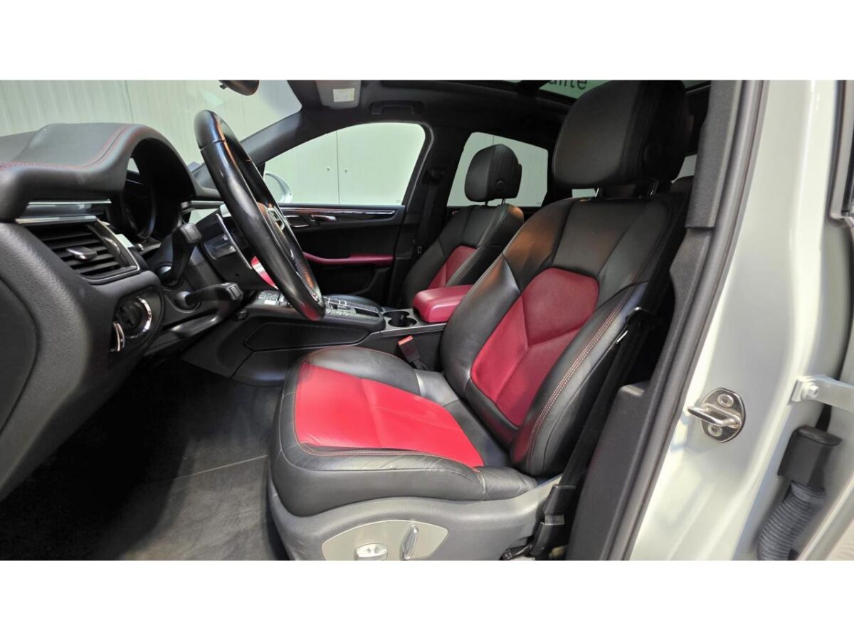 PORSCHE MACAN