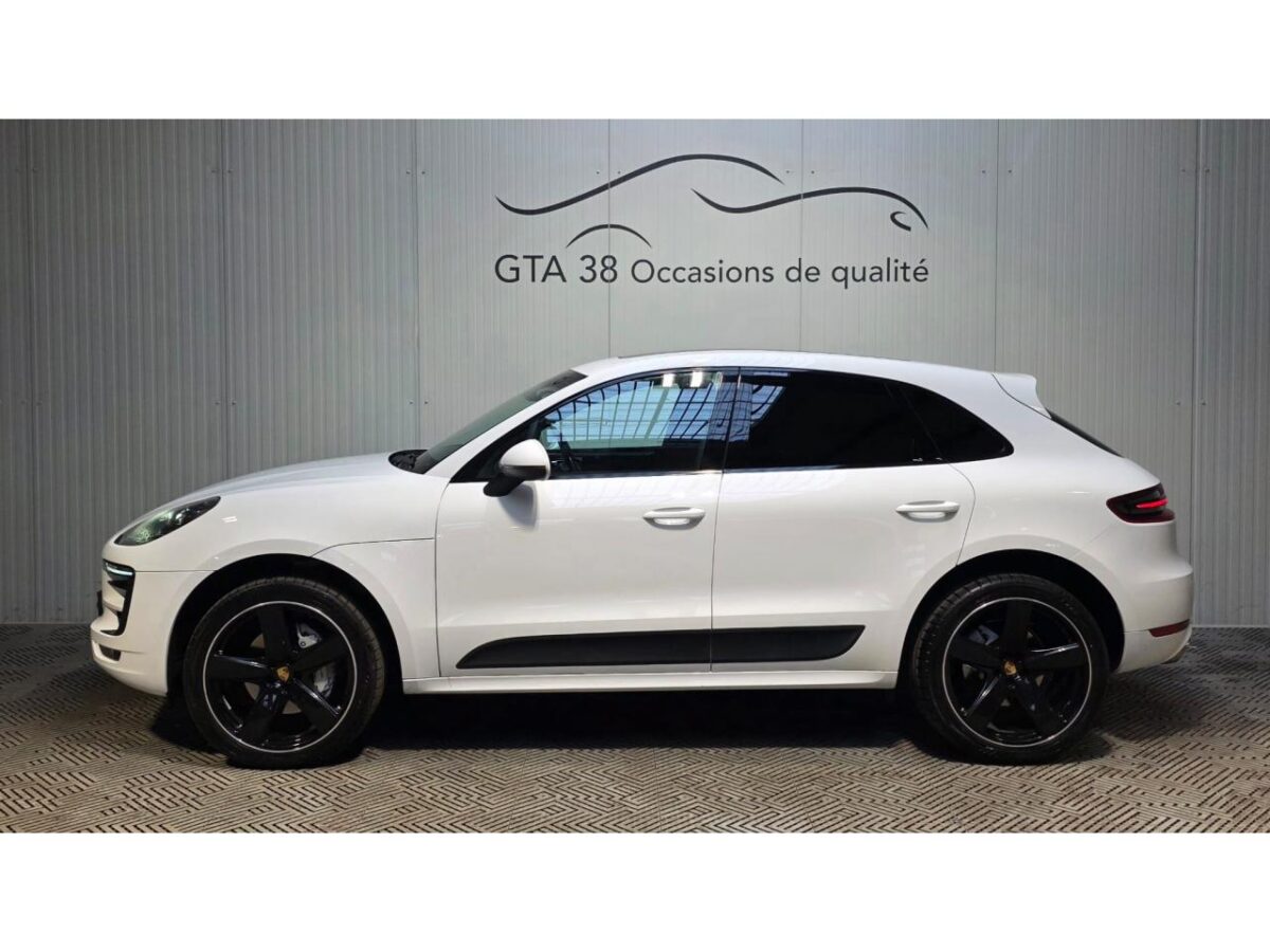 PORSCHE MACAN