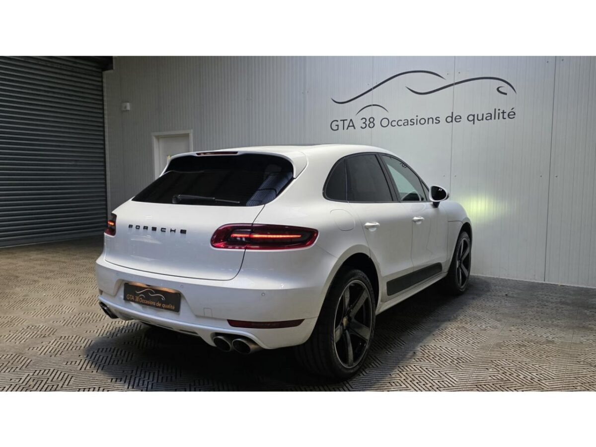 PORSCHE MACAN
