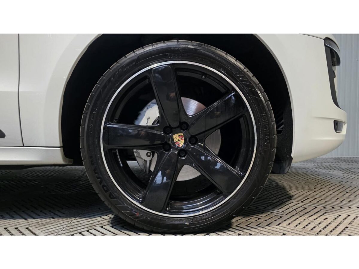 PORSCHE MACAN